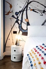Vibrant Luxury Designer Apartment in Downtown - Image 3