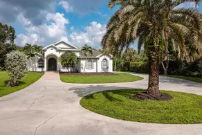 Luxury Home, Close to the Beach and Enclosed Pool. - Image 2