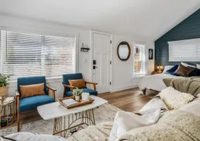 Stay 208: Gorgeous renovated modern farmhouse cottage - Image 4