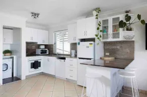BEACH GETAWAY! Wifi, aircon, 12pm check in, CBD - Image 4