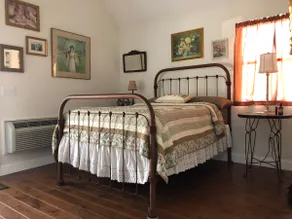 Cozy Country Cottage - Image 4