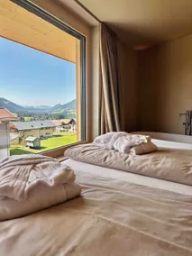 Baboon suite with hot tub and sauna - Image 5