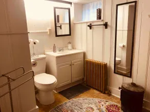 Yellow Submarine trendy basement apt w/courtyard - Image 3