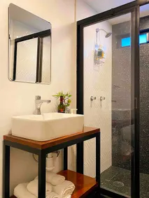 ★QUEEN SIZE,★ WIFI,★ HOT WATER★ - Image 4