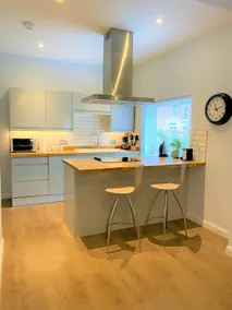 Luxury 2 bed Apartment-Golden Triangle w/ Parking - Image 2