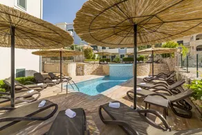 SeaEsta apartment Pool and Beach - Image 4