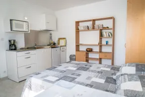 Quiet and natural studio, good location. - Image 4
