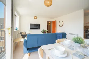 Comfy apartment with private parking - Image 3