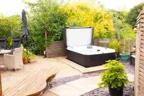 Relaxing, Tranquil Hot Tub Retreat Bromham, Wilts - Image 5