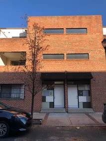 Modern 2 bedrooms Free Gated Parking in CenterCity - Image 3