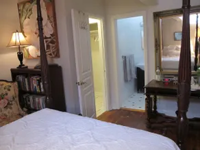 Fun Hip Walkable Area, Small Studio, walk to Opera - Image 5