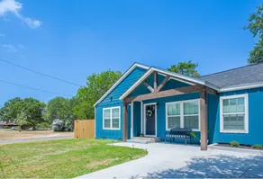 The Blue Bungalow- A NEW Listing!! - Image 2