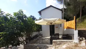 White Manolia Cottage - Image 3