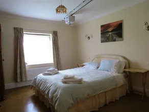 Crown Cottage - sleeps 6 - Image 3