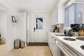 Cozy downtown 1bed - Parking, Smart TV, Laundry - Image 4