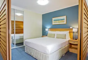 1 Bedroom Waterfront Apartment - Rooftop Pool & Spa - Image 3