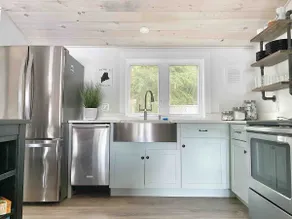 Recently renovated waterfront! Cedar Side Cottage - Image 4