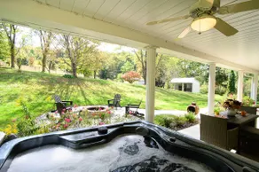 Luxury retreat, hot tub, Sleeps 10, Near NRG - Image 2