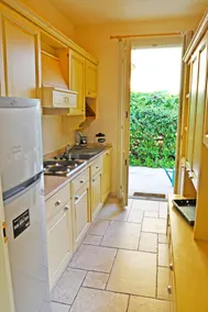 Elegant seafront villa with garden - Image 3