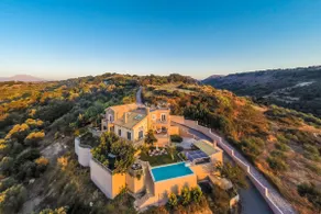 Spacious villa with full privacy & nature views! - Image 3