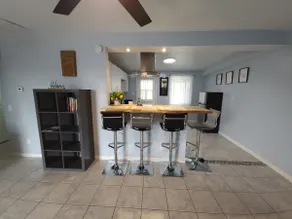 Cozy 2 Bedroom Home, Great Location w/Free Parking - Image 3