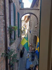 A view of the square! Historic Center of Montone - Image 5