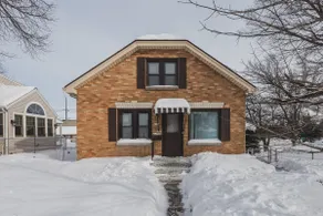 Spacious & Safe 4BR Home | Convenient + 4 Parkings - Image 3
