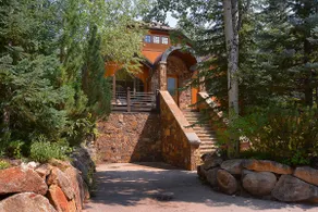 Walk to town! 4 King Beds! 4.5 baths! - Image 2