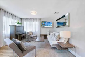 Elegant Home Central to Town, Parks & Beaches - Image 4