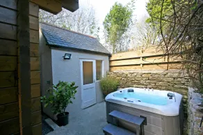 Yealm Cabin Self Catering Log Cabin in Devon with Hot Tub - Image 4