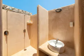 3 Bedrooms villa with pool only 200m from sea - Image 5