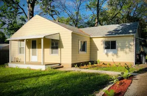 *Quiet and Quaint* 3 BR 1 BA Bungalow - Image 2