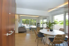 Vouliagmeni Bay Stylish house with private garden - Image 5
