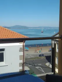 Spacious apartment with balcony overlooking the beach - Image 2