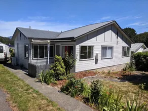 Walk to Bike Park | Cosy Cottage + Fire & Deck - Image 2