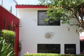Centrally located house in Colonial Neighborhood - Image 2