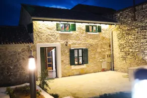 Rustic Holiday House With Private Pool - Image 4