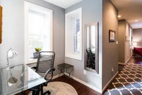 Central 1BR+den, historic rowhouse; Metro 1 block - Image 2