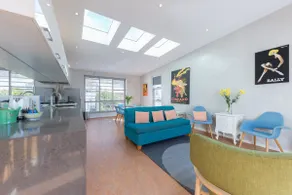 Designer house in quiet street on city doorstep - Image 2