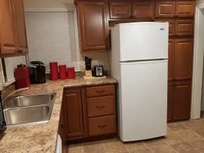 Lincoln's Red Door -  HUGE 4 BR/2 BA private APT - Image 5