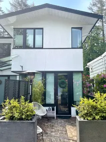 Designer Duplex-Style Suite, North Vancouver w A/C - Image 4