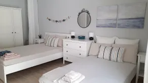 Summer flat on the beach front - Image 2
