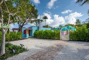 COASTAL BUNGALOWS The 3 Starfish Bungalow 1Bed 1Bath Shared Pool - Image 4