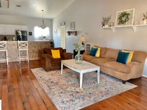 Peaceful 2 bedroom home in the country with pool - Image 2