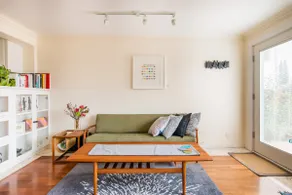 City View-Art Gallery Themed Guest Suite Close to Skytrains - Image 3