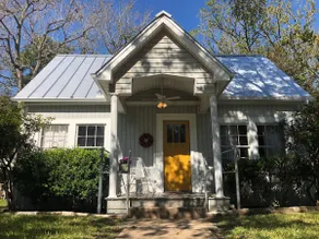 Mid Century flair/ renovated Cottage in Downtown - Image 2