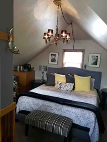 Charming Carriage House-Great Location + King Bed. - Image 4