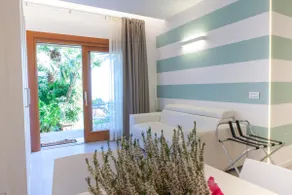 Beachfront apartment with pool - Image 5