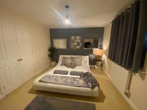 Town Centre Spacious, Stylish Apartment. Fast Wifi - Image 2