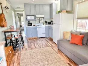 Charming East Cottage . Close to Airport - Image 2